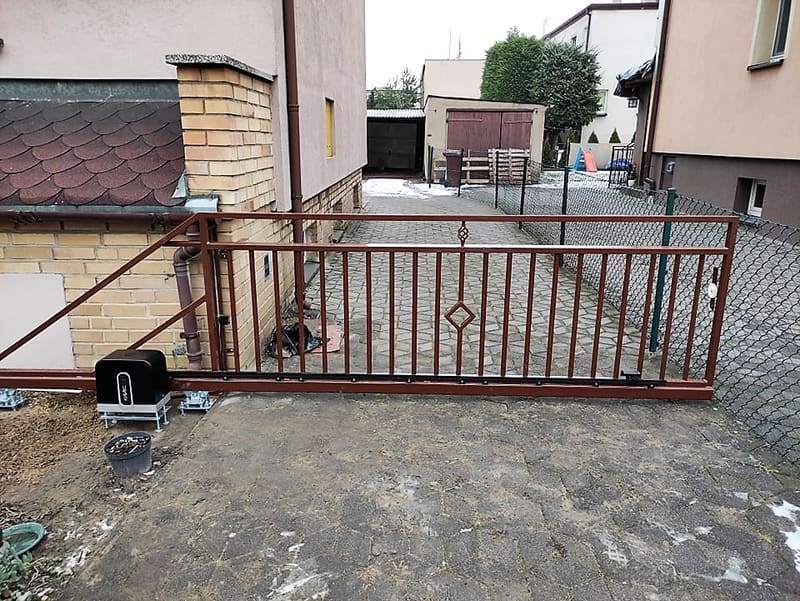 Kuta balustrada schodowa w kolorze brązowym przy schodach zewnętrznych