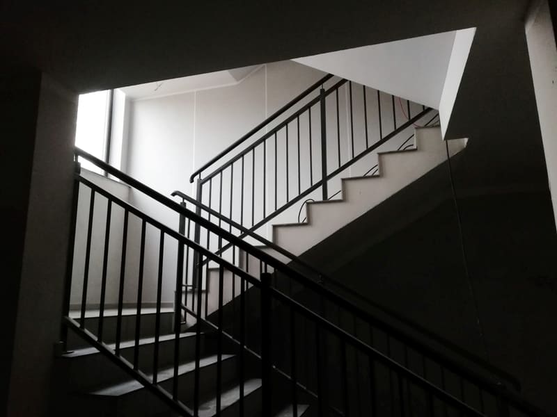 Czarna balustrada z pionowych prętów przy wewnętrznych schodach w domu