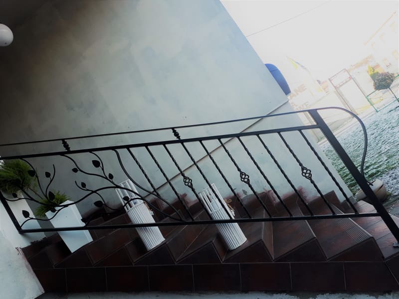 Kuta balustrada tarasowa z ozdobnym wypełnieniem nad ogrodem