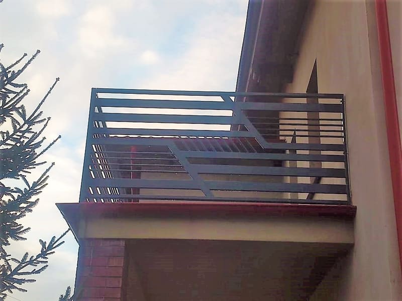 Balustrada tarasowa z poziomych profili stalowych zwieńczona drewnianym pochwytem
