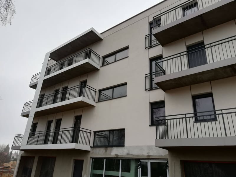 Balustrady balkonowe na czterokondygnacyjnym budynku wielorodzinnym