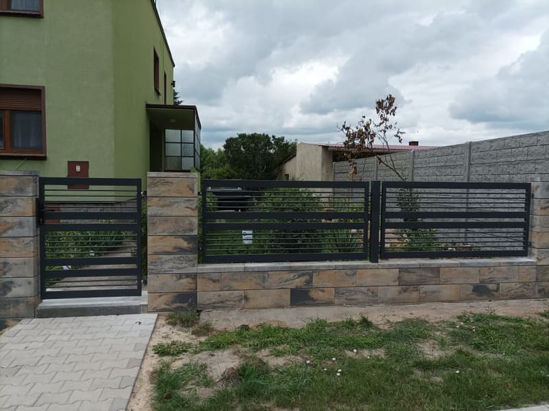 Brama przesuwna i furtka o poziomym wypełnieniu, osadzone w murze z kamienia