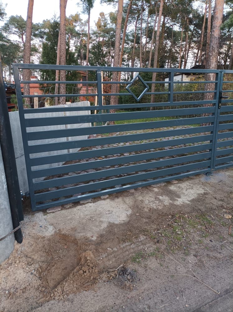 Brama przesuwna z poziomym wypełnieniem i ozdobnym rombem pośrodku