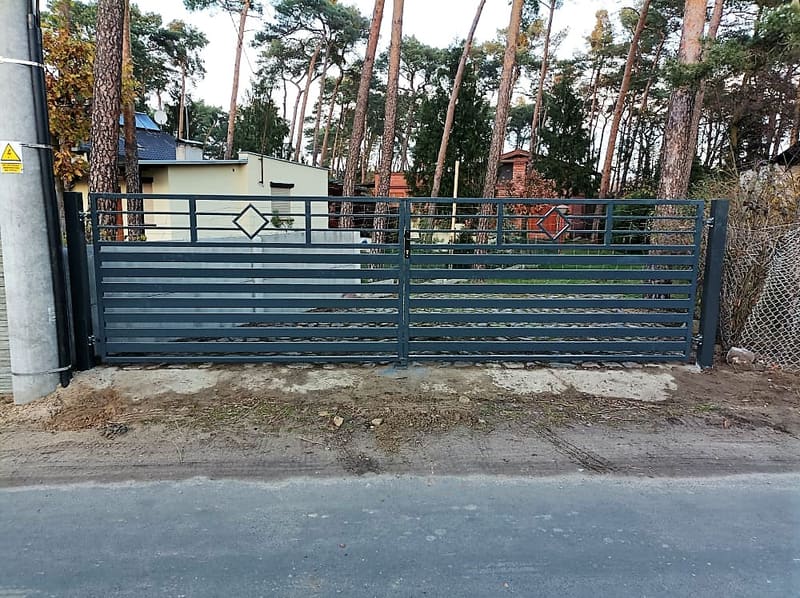 Brama przesuwna w kolorze zielonym z ozdobnym rombem w wypełnieniu