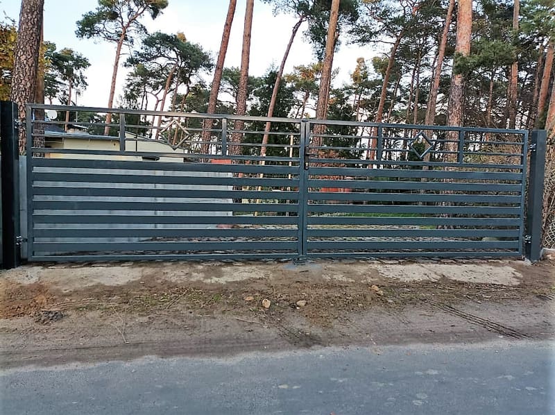 Ogrodzenie z poziomym wypełnieniem wokół działki przy lesie