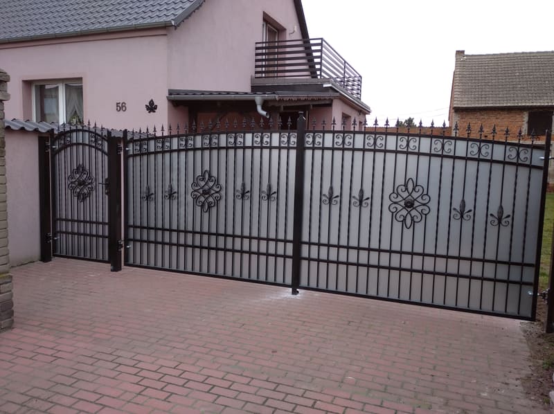 Komplet kutego ogrodzenia z bramą i przęsłami z ozdobnymi ornamentami