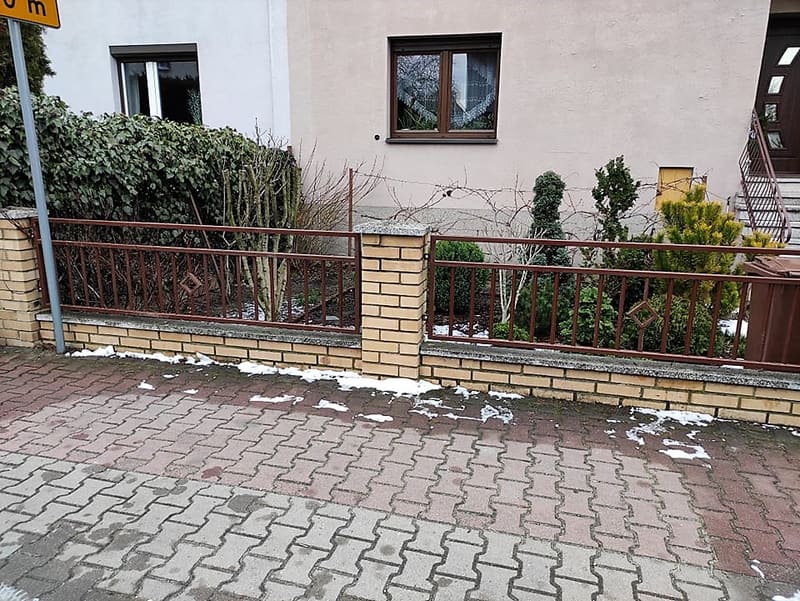Niskie kute ogrodzenie przedogródka na murku przy chodniku