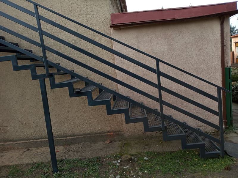Stalowe schody zewnętrzne z balustradą o poziomym wypełnieniu