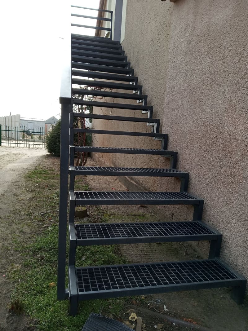 Stalowe schody zewnętrzne ze stopniami z kraty pomostowej
